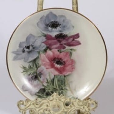 Arabia Romanttinen puutarha koristelautanen, Kruunuvuokko, suunnittelija Riikka Hautamäki, Kruunuvuokko, serikuva, Kruunuvuokko