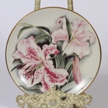 Arabia Romanttinen puutarha koristelautanen, Lilja, suunnittelija Riikka Hautamäki, Lilja, serikuva, Lilja