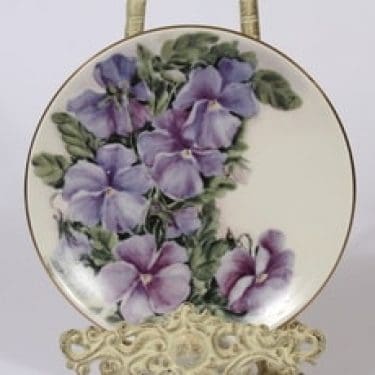 Arabia Romanttinen puutarha koristelautanen, Sarviorvokki, suunnittelija Riikka Hautamäki, Sarviorvokki, serikuva, Sarviorvokki