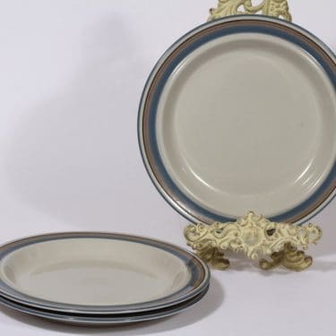 Arabia Uhtua lautaset, matala, 3 kpl, suunnittelija Inkeri Leivo, matala, raitakoriste, matala