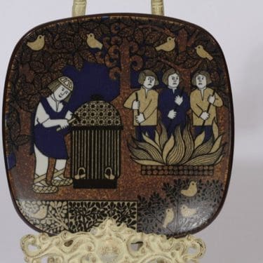 Arabia vuosilautanen, 1994, suunnittelija Raija Uosikkinen, 1994, Kalevala-aihe, 1994