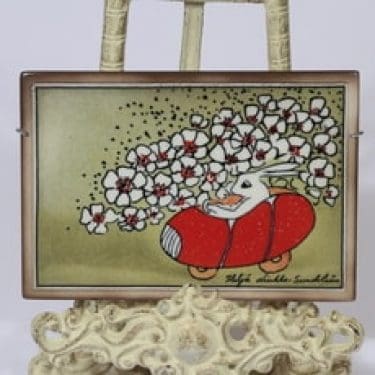 Arabia koristelaatta, Pääsiäisajelulla, suunnittelija Heljä Liukko-Sundström, Pääsiäisajelulla, pieni, Pääsiäisajelulla