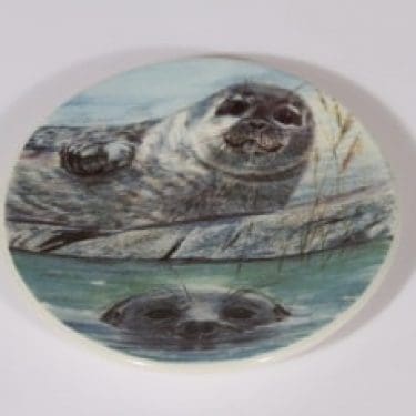 Arabia koristelautanen, Norppa, suunnittelija Tuula Lappalainen, Norppa, pieni, Norppa