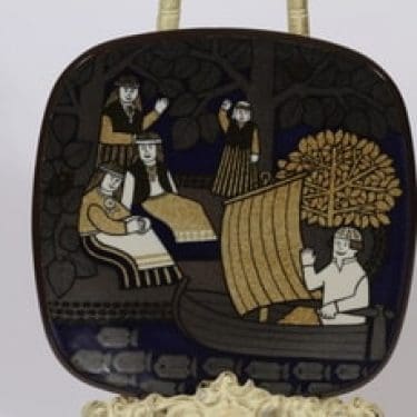 Arabia vuosilautanen, 1983, suunnittelija Raija Uosikkinen, 1983, serikuva, 1983