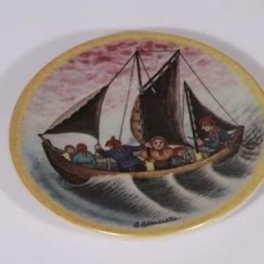 Arabia koristelautanen, Purjevene, suunnittelija Andreas Alariesto, Purjevene, pieni, Purjevene