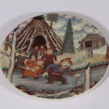 Arabia koristelautanen, Puron ylitys, suunnittelija Andreas Alariesto, Puron ylitys, pieni, Puron ylitys