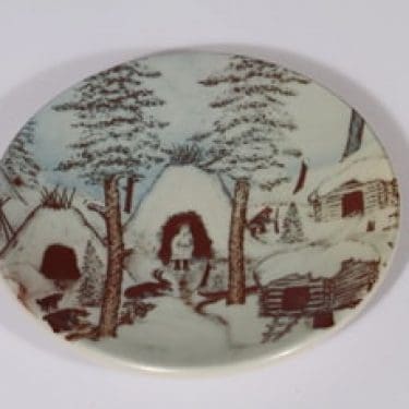 Arabia koristelautanen, Kotakylä talvella, suunnittelija Andreas Alariesto, Kotakylä talvella, pieni, Kotakylä talvella