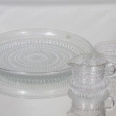 Nuutajärvi Kastehelmi kermakko, sokerikko ja tarjoilulautanen, kirkas, suunnittelija Oiva Toikka,