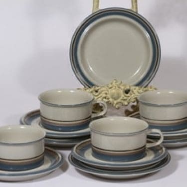 Arabia Uhtua teekupit ja leivoslautaset, 4 kpl, suunnittelija Inkeri Leivo, raitakoriste