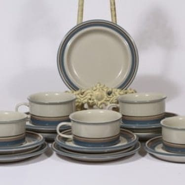 Arabia Uhtua teekupit ja leivoslautaset, 5 kpl, suunnittelija Inkeri Leivo, raitakoriste