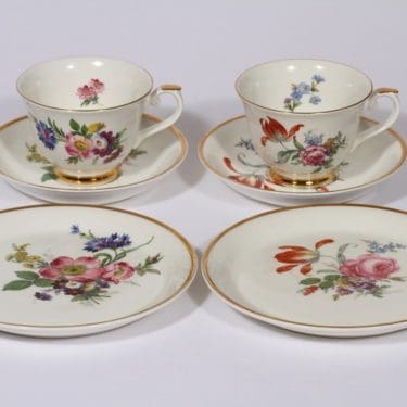 Arabia Kulta-aika kahvikupit ja leivoslautaset, 2 kpl, suunnittelija , serikuva, kukka-aihe