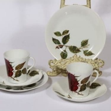 Arabia Ruusu kahvikupit ja leivoslautaset, 2 kpl, suunnittelija Anneli Qveflander, serikuva, kukka-aihe