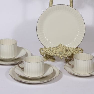 Arabia Platinakorva kahvikupit ja lautaset, 3 kpl, suunnittelija Kaj Franck, raitakoriste