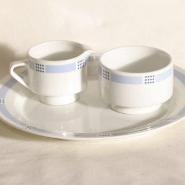 Arabia E sokerikko, kermakko ja tarjoilulautanen, suunnittelija Göran Bäck, nimetön koriste