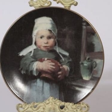 Arabia seinälautanen, Tyttö ruukun kanssa, suunnittelija Helene Schjerfbeck, Tyttö ruukun kanssa, serikuva, lapsiaihe