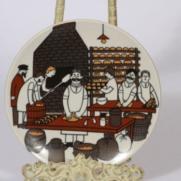 Arabia decorative plate, designer Raija Uosikkinen, silk screening