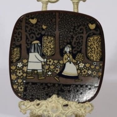 Arabia vuosilautanen, 1977, suunnittelija Raija Uosikkinen, 1977, serikuva, Kalevala-aihe