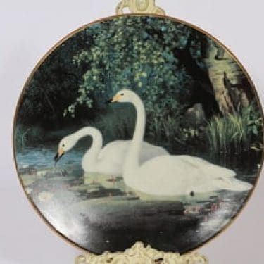 Arabia koristelautanen, Joutsenpari lammella, suunnittelija Ferdinand von Wright, Joutsenpari lammella, suuri, serikuva, numeroitu