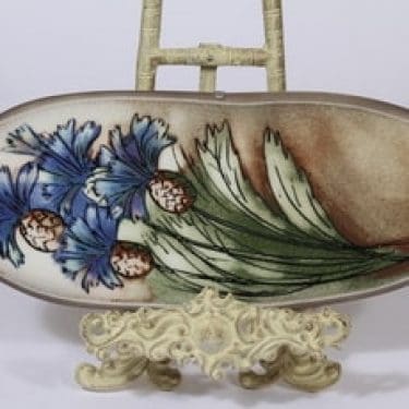 Arabia seinälaatta, Suomen neito, suunnittelija Heljä Liukko-Sundström, Suomen neito, serikuva, signeerattu