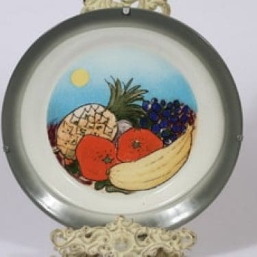 Arabia seinälaatta, Etelän hedelmät, suunnittelija Heljä Liukko-Sundström, Etelän hedelmät, serikuva, signeerattu