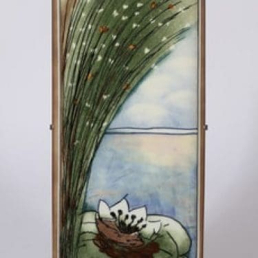 Arabia seinälaatta, Hymyilevä luonto, suunnittelija Heljä Liukko-Sundström, Hymyilevä luonto, suuri, serikuva, signeerattu