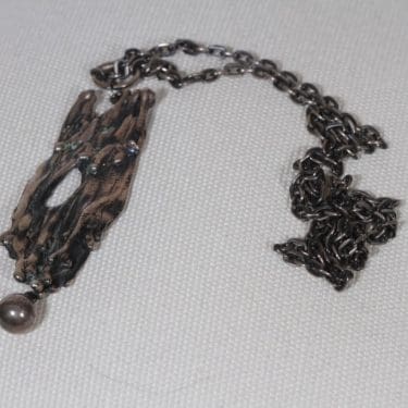 Turun Hopea kaulakoru, Kaarna, suunnittelija Pentti Sarpaneva, Kaarna, hopea