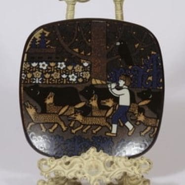 Arabia vuosilautanen, 1979, suunnittelija Raija Uosikkinen, 1979, serikuva, Kalevala-aihe