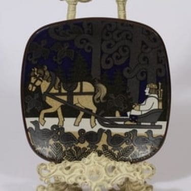 Arabia vuosilautanen, 1984, suunnittelija Raija Uosikkinen, 1984, serikuva, Kalevala-aihe