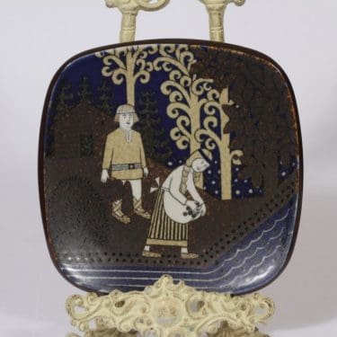 Arabia vuosilautanen, 1990, suunnittelija Raija Uosikkinen, 1990, serikuva, Kalevala-aihe