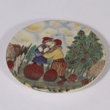 Arabia koristelautanen, Onnelliset, suunnittelija Andreas Alariesto, Onnelliset