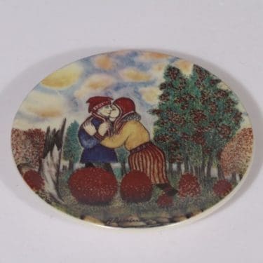 Arabia koristelautanen, Onnelliset, suunnittelija Andreas Alariesto, Onnelliset, pieni, serikuva