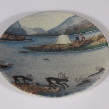 Arabia koristelautanen, Valtakuntien rajapyykki, suunnittelija Andreas Alariesto, Valtakuntien rajapyykki