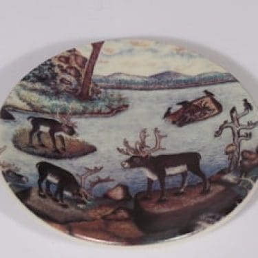 Arabia koristelautanen, Inarinjärven rannalla, suunnittelija Andreas Alariesto, Inarinjärven rannalla