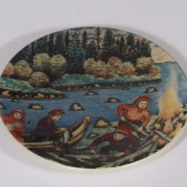 Arabia koristelautanen, Kalan paistajaiset kesäyössä, suunnittelija Andreas Alariesto, Kalan paistajaiset kesäyössä