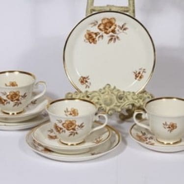 Arabia Myrna kahvikupit ja lautaset, 3 kpl, suunnittelija Olga Osol, serikuva