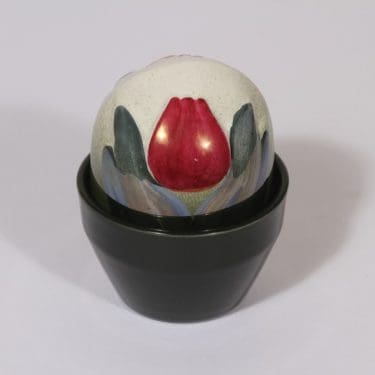 Arabia koriste-esine, Ikikukka, suunnittelija Heljä Liukko-Sundström, Ikikukka, käsinmaalattu, kukka-aihe