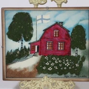 Arabia seinälaatta, Punainen tupa ja perunamaa, suunnittelija Heljä Liukko-Sundström, Punainen tupa ja perunamaa, serikuva, signeerattu, taloaihe