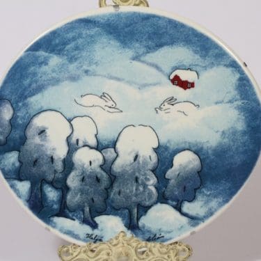 Arabia seinälaatta, Lumileikkejä, suunnittelija Heljä Liukko-Sundström, Lumileikkejä, serikuva, signeerattu, jänisaihe