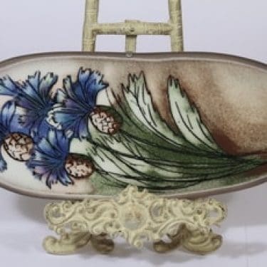 Arabia seinälaatta, Suomen neito, suunnittelija Heljä Liukko-Sundström, Suomen neito, serikuva, signeerattu, kukka-aihe