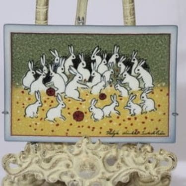 Arabia seinälaatta, Ryhmäkuvassa, suunnittelija Heljä Liukko-Sundström, Ryhmäkuvassa, serikuva, signeerattu, jänisaihe