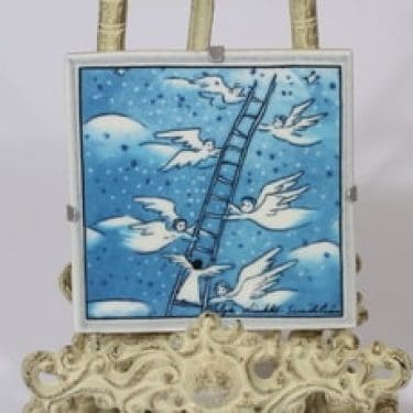 Arabia seinälaatta, Tikapuut, suunnittelija Heljä Liukko-Sundström, Tikapuut, serikuva, signeerattu, enkeliaihe