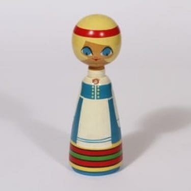 Kupittaan savi puunukke, suunnittelija Orvokki Laine, käsinmaalattu, kansallispukuaihe, Anvenanamaa/Åland