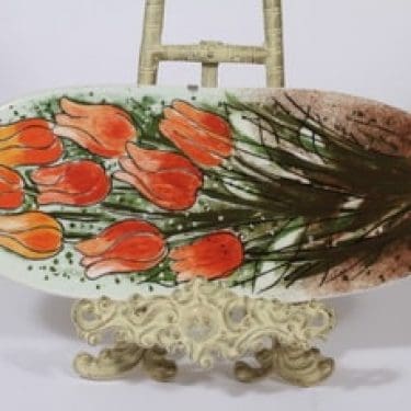 Arabia seinälaatta, Tulppaaneja tulvillaan, suunnittelija Heljä Liukko-Sundström, Tulppaaneja tulvillaan, serikuva, signeerattu, kukka-aihe