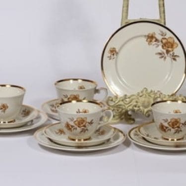 Arabia Myrna kahvikupit ja leivoslautaset, 4 kpl, suunnittelija Olga Osol, serikuva