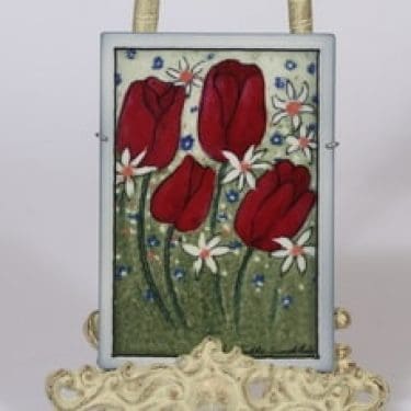 Arabia koristelaatta, Täysin sydämmin, suunnittelija Heljä Liukko-Sundström, Täysin sydämmin, serikuva, signeerattu