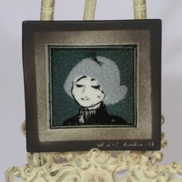 Arabia koristelaatta, Pariisilaistyttö, suunnittelija Heljä Liukko-Sundström, Pariisilaistyttö, pieni, sekatekniikka, signeerattu