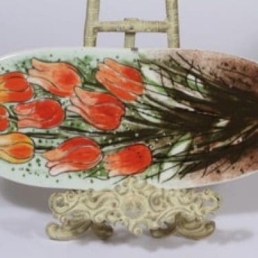 Arabia koristelaatta, Tulppaaneja tulvillaan, suunnittelija Heljä Liukko-Sundström, Tulppaaneja tulvillaan, suuri, serikuva, signeerattu