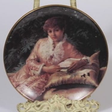 Arabia koristelautanen, Lukeva pariisitar, suunnittelija Albert Edelfelt, Lukeva pariisitar, serikuva