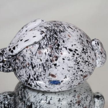 Nuutajärvi koriste-esine, Chinchilla, suunnittelija Inkeri Toikka, Chinchilla, signeerattu, jänisaihe