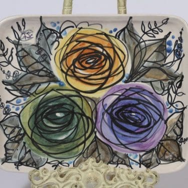 Kupittaan savi seinälautanen, käsinmaalattu, suunnittelija Laila Zink, käsinmaalattu, signeerattu, kukka-aihe